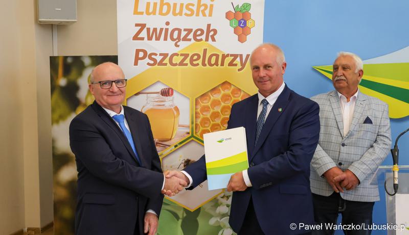 Uczestnicy konferencji prasowej dotyczącej zakupu węzy pszczelej i poprawy warunków sanitarnych rodzin pszczelich w woj. lubuskim.