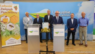 Uczestnicy konferencji prasowej dotyczącej zakupu węzy pszczelej i poprawy warunków sanitarnych rodzin pszczelich w woj. lubuskim. 
