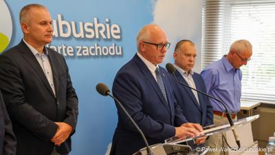 Członek Zarządu Województwa Zbigniew Kołodziej przemawia podczas konferencji prasowej dot. wsparcia lubuskich pszczelarzy
