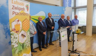 Uczestnicy konferencji prasowej dotyczącej zakupu węzy pszczelej i poprawy warunków sanitarnych rodzin pszczelich w woj. lubuskim. 