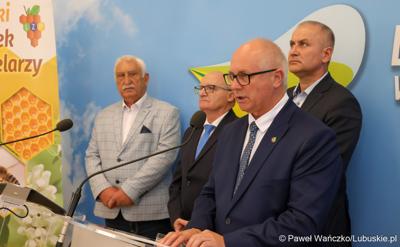 Członek Zarządu Województwa Zbigniew Kołodziej przemawia podczas konferencji prasowej dot. wsparcia lubuskich pszczelarzy

