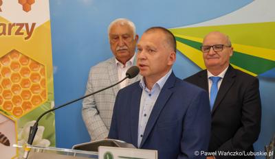 Uczestnicy konferencji prasowej dotyczącej zakupu węzy pszczelej i poprawy warunków sanitarnych rodzin pszczelich w woj. lubuskim. 