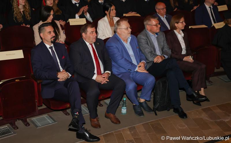 Dyplomatorium czwartego rocznika absolwentów kierunku lekarskiego na Uniwersytecie Zielonogórskim.