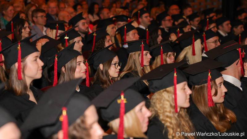 Dyplomatorium czwartego rocznika absolwentów kierunku lekarskiego na Uniwersytecie Zielonogórskim.