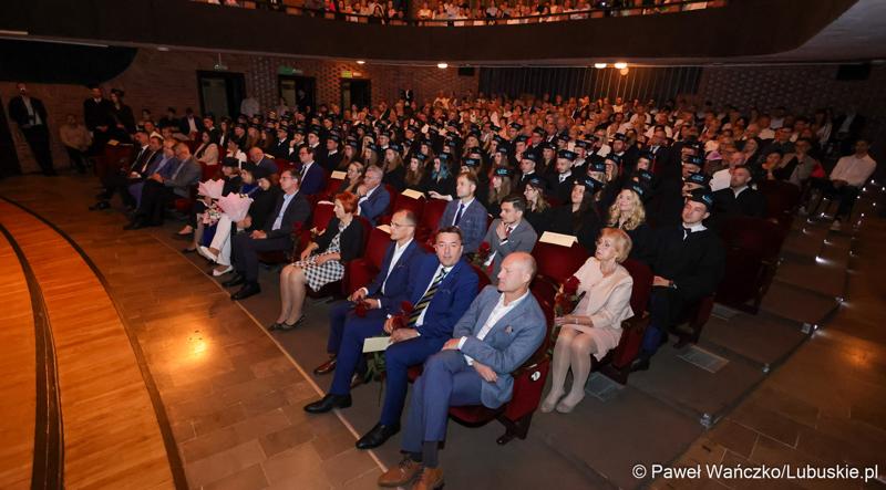 Dyplomatorium czwartego rocznika absolwentów kierunku lekarskiego na Uniwersytecie Zielonogórskim.