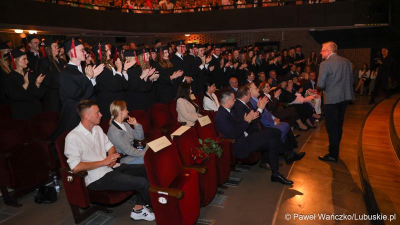 Dyplomatorium czwartego rocznika absolwentów kierunku lekarskiego na Uniwersytecie Zielonogórskim.