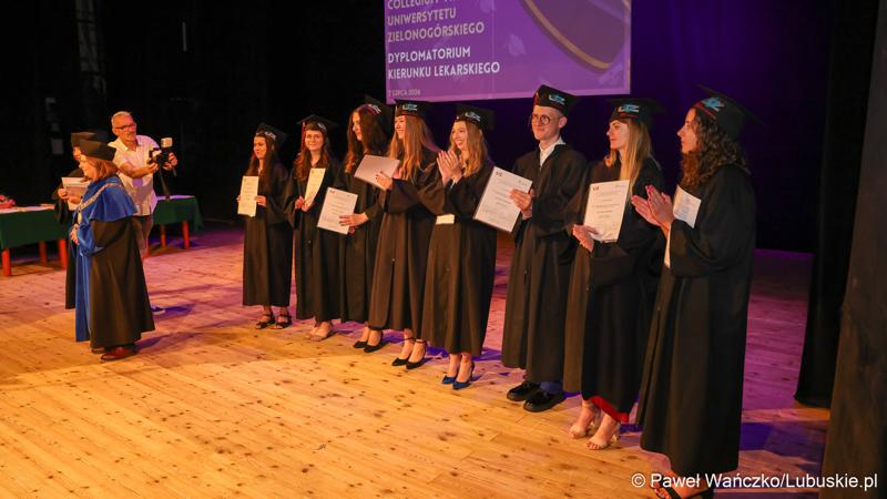 Dyplomatorium czwartego rocznika absolwentów kierunku lekarskiego na Uniwersytecie Zielonogórskim.