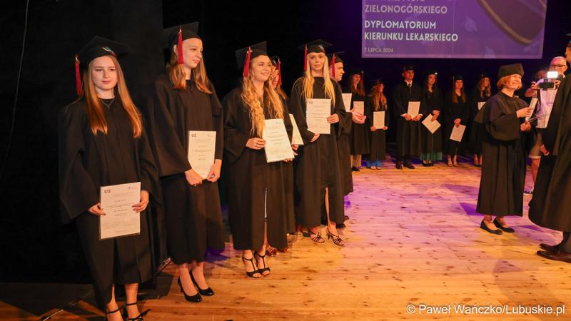 Dyplomatorium czwartego rocznika absolwentów kierunku lekarskiego na Uniwersytecie Zielonogórskim.