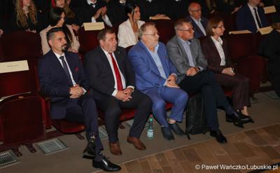 Dyplomatorium czwartego rocznika absolwentów kierunku lekarskiego na Uniwersytecie Zielonogórskim. 
