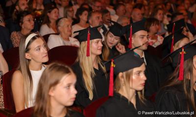 Dyplomatorium czwartego rocznika absolwentów kierunku lekarskiego na Uniwersytecie Zielonogórskim. 