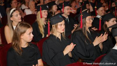 Dyplomatorium czwartego rocznika absolwentów kierunku lekarskiego na Uniwersytecie Zielonogórskim. 