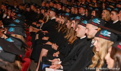 Dyplomatorium czwartego rocznika absolwentów kierunku lekarskiego na Uniwersytecie Zielonogórskim. 