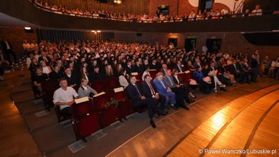 Dyplomatorium czwartego rocznika absolwentów kierunku lekarskiego na Uniwersytecie Zielonogórskim. 