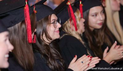 Dyplomatorium czwartego rocznika absolwentów kierunku lekarskiego na Uniwersytecie Zielonogórskim. 
