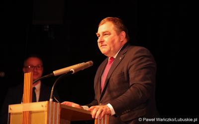 Wicemarszałek województwa lubuskiego Grzegorz Potęga przemawia podczas dyplomatorium czwartego rocznika absolwentów kierunku lekarskiego na Uniwersytecie Zielonogórskim. 