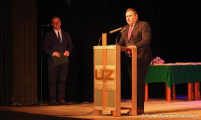 Wicemarszałek województwa lubuskiego Grzegorz Potęga przemawia podczas dyplomatorium czwartego rocznika absolwentów kierunku lekarskiego na Uniwersytecie Zielonogórskim. 