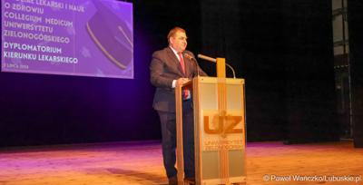 Wicemarszałek województwa lubuskiego Grzegorz Potęga przemawia podczas dyplomatorium czwartego rocznika absolwentów kierunku lekarskiego na Uniwersytecie Zielonogórskim. 