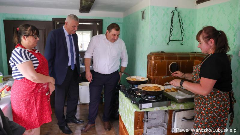 Uczestnicy imprezy „Dobre, smaczne, bo lubuskie” w Muzeum Etnograficznym w zielonogórskiej Ochli