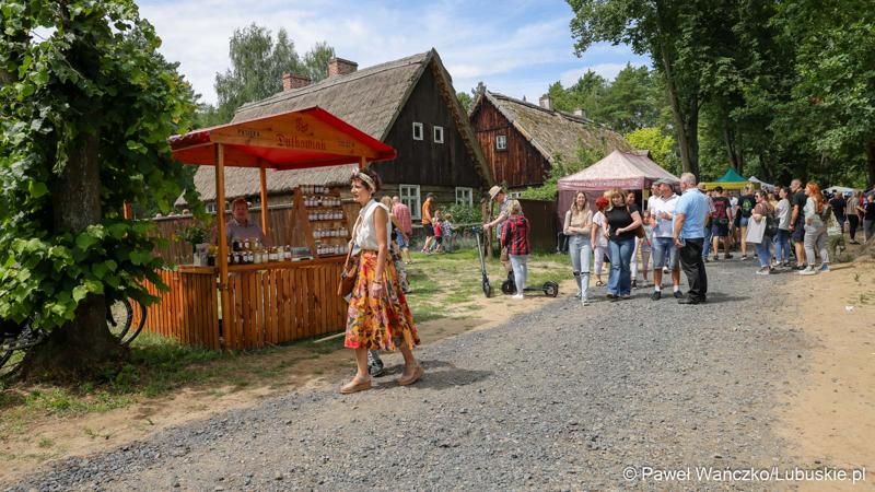 Uczestnicy imprezy „Dobre, smaczne, bo lubuskie” w Muzeum Etnograficznym w zielonogórskiej Ochli