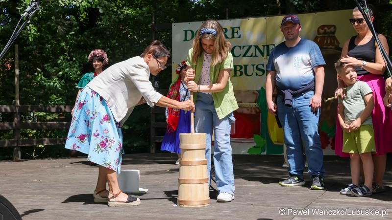 Uczestnicy imprezy „Dobre, smaczne, bo lubuskie” w Muzeum Etnograficznym w zielonogórskiej Ochli