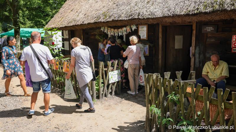 Uczestnicy imprezy „Dobre, smaczne, bo lubuskie” w Muzeum Etnograficznym w zielonogórskiej Ochli