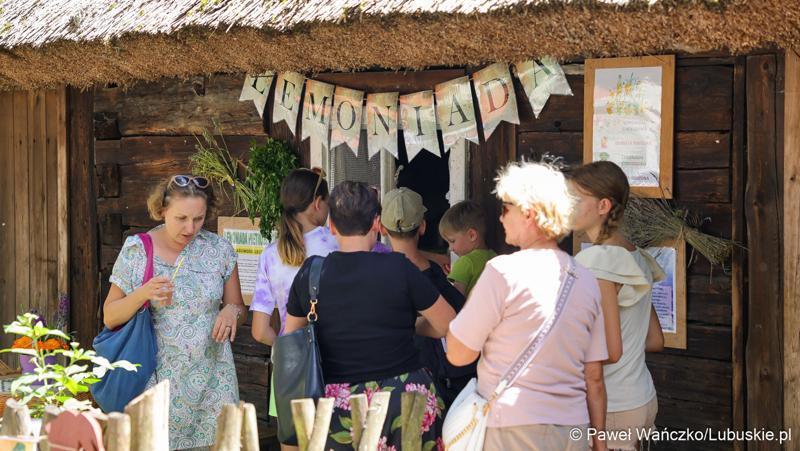 Uczestnicy imprezy „Dobre, smaczne, bo lubuskie” w Muzeum Etnograficznym w zielonogórskiej Ochli