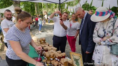 Uczestnicy imprezy „Dobre, smaczne, bo lubuskie” w Muzeum Etnograficznym w zielonogórskiej Ochli