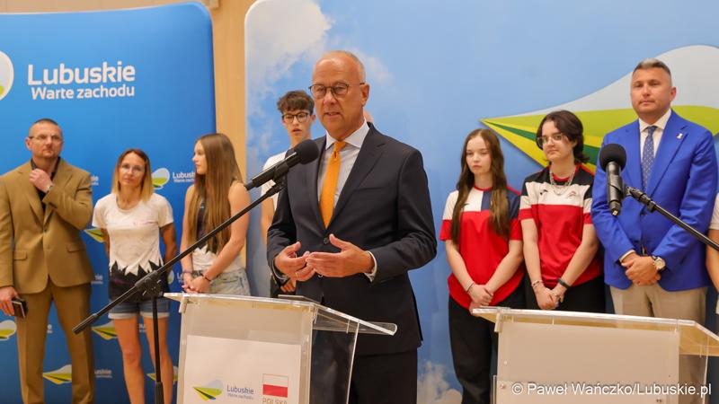 Marszałek Województwa Lubuskiego Marcin Jabłoński przemawia podczas konferencji prasowej w Urzędzie Marszałkowskim Województwa Lubuskiego na temat promocji Województwa Lubuskiego podczas Igrzysk Olimpijskich w Paryżu.
