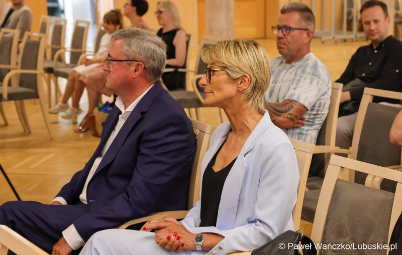 Uczestnicy konferencji prasowej w Urzędzie Marszałkowskim Województwa Lubuskiego na temat promocji Województwa Lubuskiego podczas Igrzysk Olimpijskich w Paryżu.
