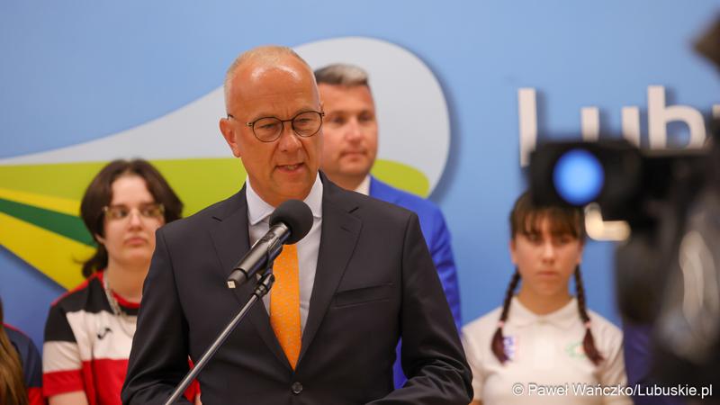 Marszałek Województwa Lubuskiego Marcin Jabłoński przemawia podczas konferencji prasowej w Urzędzie Marszałkowskim Województwa Lubuskiego na temat promocji Województwa Lubuskiego podczas Igrzysk Olimpijskich w Paryżu.