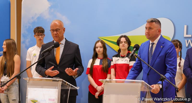 Uczestnicy konferencji prasowej w Urzędzie Marszałkowskim Województwa Lubuskiego na temat promocji Województwa Lubuskiego podczas Igrzysk Olimpijskich w Paryżu. Marszałek Województwa Lubuskiego Marcin Jabłoński (z lewej) i Prezes Polskiego Komitetu Olimpijskiego Radosław Piesiewicz