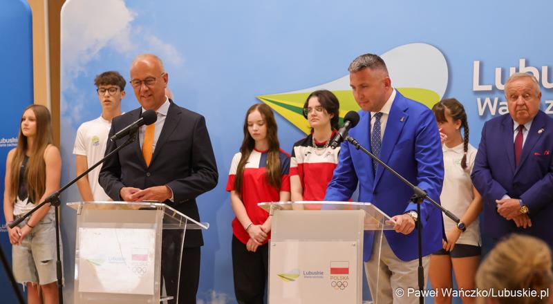 Uczestnicy konferencji prasowej w Urzędzie Marszałkowskim Województwa Lubuskiego na temat promocji Województwa Lubuskiego podczas Igrzysk Olimpijskich w Paryżu. Marszałek Województwa Lubuskiego Marcin Jabłoński (z lewej) i Prezes Polskiego Komitetu Olimpijskiego Radosław Piesiewicz
