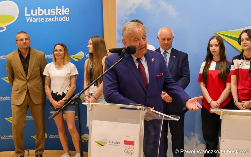 Senator RP Władysław Komarnicki przemawia podczas konferencji prasowej w Urzędzie Marszałkowskim Województwa Lubuskiego