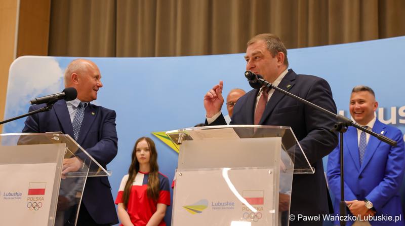 Wicemarszałek Województwa Lubuskiego Grzegorz Potęga (z prawej) przemawia podczas konferencji prasowej w Urzędzie Marszałkowskim Województwa Lubuskiego na temat promocji Województwa Lubuskiego podczas Igrzysk Olimpijskich w Paryżu. Obok Członek Zarządu Województwa lubuskiego Zbigniew Kołodziej.