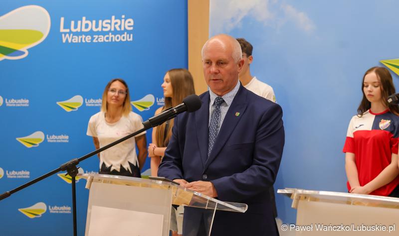 Członek Zarządu Województwa lubuskiego Zbigniew Kołodziej (z lewej) przemawia podczas konferencji prasowej w Urzędzie Marszałkowskim Województwa Lubuskiego na temat promocji Województwa Lubuskiego podczas Igrzysk Olimpijskich w Paryżu