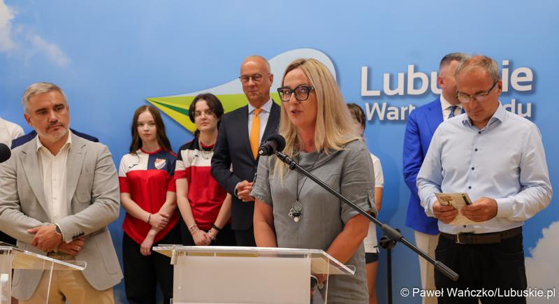 Uczestnicy konferencji prasowej w Urzędzie Marszałkowskim Województwa Lubuskiego na temat promocji Województwa Lubuskiego podczas Igrzysk Olimpijskich w Paryżu.