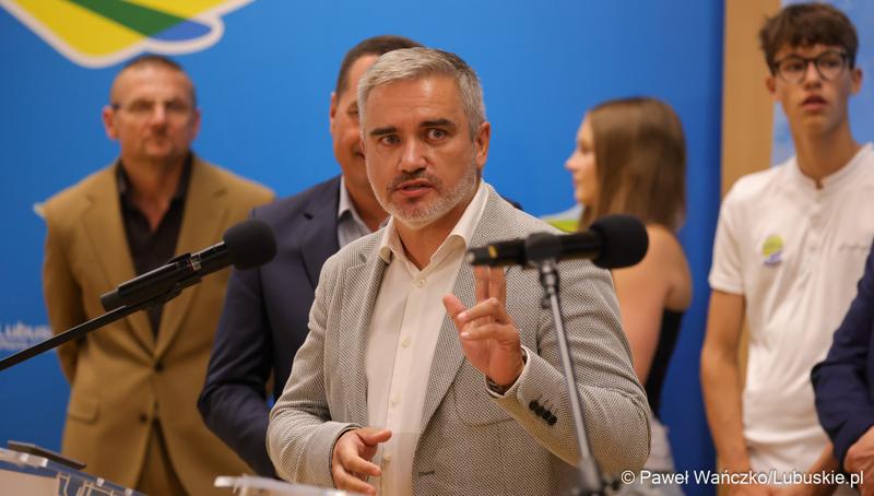Uczestnicy konferencji prasowej w Urzędzie Marszałkowskim Województwa Lubuskiego na temat promocji Województwa Lubuskiego podczas Igrzysk Olimpijskich w Paryżu.