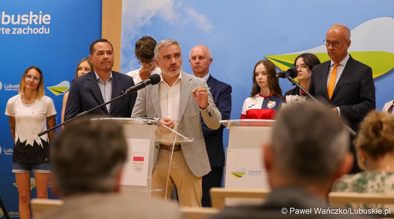 Uczestnicy konferencji prasowej w Urzędzie Marszałkowskim Województwa Lubuskiego na temat promocji Województwa Lubuskiego podczas Igrzysk Olimpijskich w Paryżu.