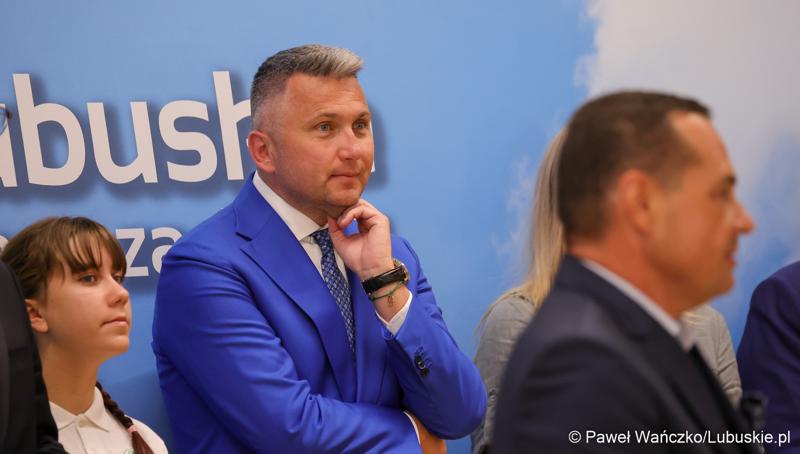 Prezes Polskiego Komitetu Olimpijskiego Radosław Piesiewicz podczas konferencji prasowej w Urzędzie Marszałkowskim Województwa Lubuskiego