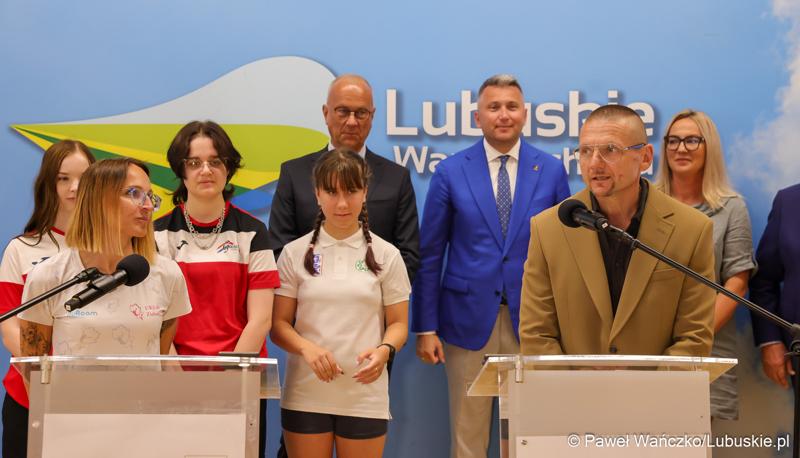 Uczestnicy konferencji prasowej w Urzędzie Marszałkowskim Województwa Lubuskiego na temat promocji Województwa Lubuskiego podczas Igrzysk Olimpijskich w Paryżu.
