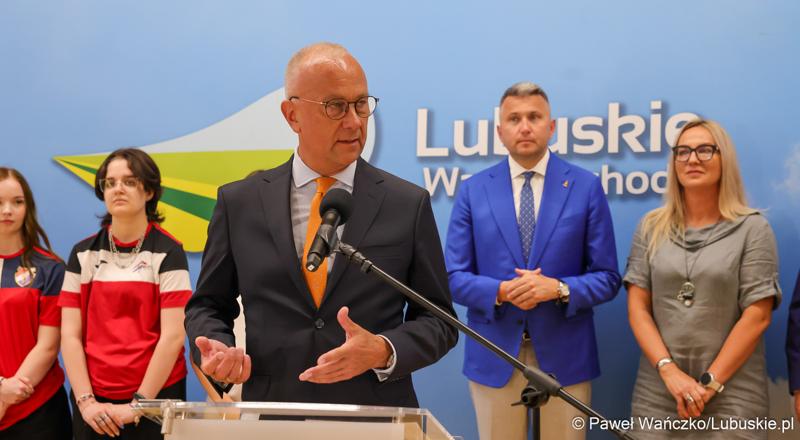 Marszałek Województwa Lubuskiego Marcin Jabłoński przemawia podczas konferencji prasowej w Urzędzie Marszałkowskim Województwa Lubuskiego na temat promocji Województwa Lubuskiego podczas Igrzysk Olimpijskich w Paryżu.