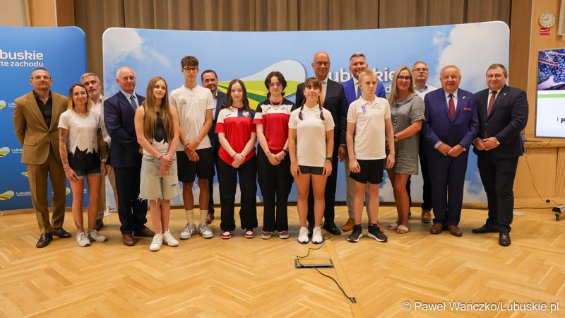 Uczestnicy konferencji prasowej w Urzędzie Marszałkowskim Województwa Lubuskiego na temat promocji Województwa Lubuskiego podczas Igrzysk Olimpijskich w Paryżu.