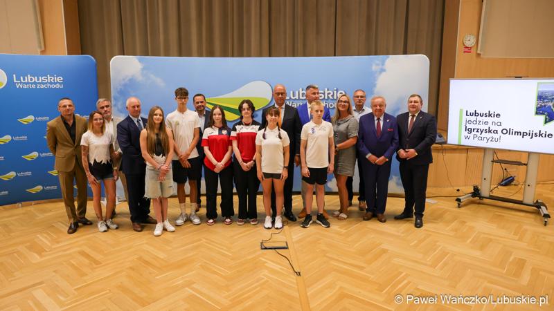 Uczestnicy konferencji prasowej w Urzędzie Marszałkowskim Województwa Lubuskiego na temat promocji Województwa Lubuskiego podczas Igrzysk Olimpijskich w Paryżu.