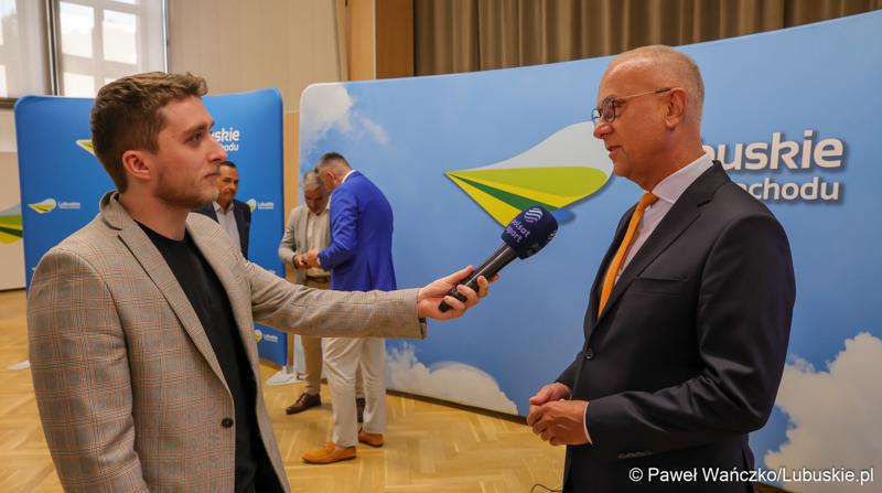 Marszałek Województwa Lubuskiego Marcin Jabłoński udziela wywiadu mediom