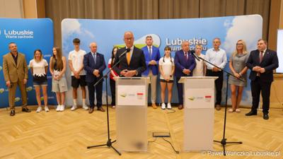 Marszałek Województwa Lubuskiego Marcin Jabłoński przemawia podczas konferencji prasowej w Urzędzie Marszałkowskim Województwa Lubuskiego na temat promocji Województwa Lubuskiego podczas Igrzysk Olimpijskich w Paryżu. 