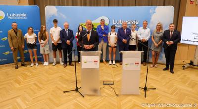 Uczestnicy konferencji prasowej w Urzędzie Marszałkowskim Województwa Lubuskiego na temat promocji Województwa Lubuskiego podczas Igrzysk Olimpijskich w Paryżu. 