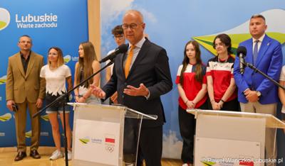 Marszałek Województwa Lubuskiego Marcin Jabłoński przemawia podczas konferencji prasowej w Urzędzie Marszałkowskim Województwa Lubuskiego na temat promocji Województwa Lubuskiego podczas Igrzysk Olimpijskich w Paryżu. 
