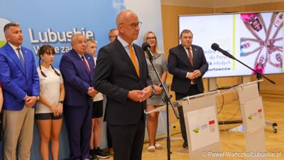 Marszałek Województwa Lubuskiego Marcin Jabłoński przemawia podczas konferencji prasowej w Urzędzie Marszałkowskim Województwa Lubuskiego na temat promocji Województwa Lubuskiego podczas Igrzysk Olimpijskich w Paryżu. 