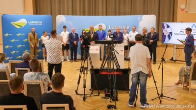 Uczestnicy konferencji prasowej w Urzędzie Marszałkowskim Województwa Lubuskiego na temat promocji Województwa Lubuskiego podczas Igrzysk Olimpijskich w Paryżu. 