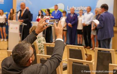 Uczestnicy konferencji prasowej w Urzędzie Marszałkowskim Województwa Lubuskiego na temat promocji Województwa Lubuskiego podczas Igrzysk Olimpijskich w Paryżu. 